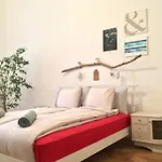 Gaia Astoria Hostel *