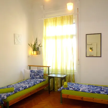 Gaia Astoria Хостел *