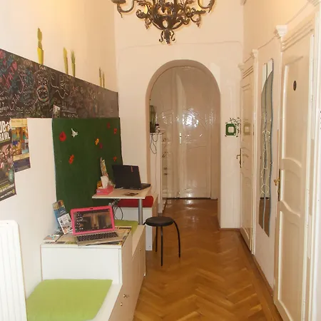 Gaia Astoria Хостел *