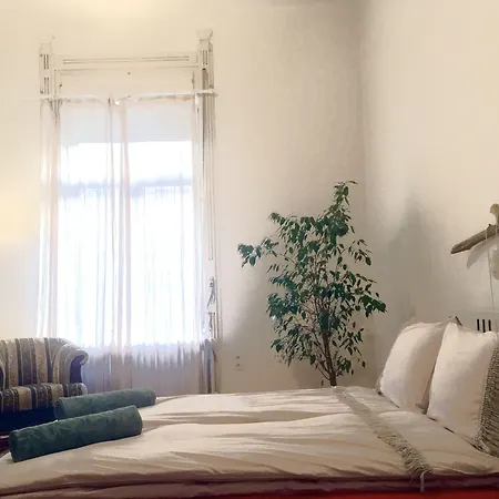 Gaia Astoria Хостел *