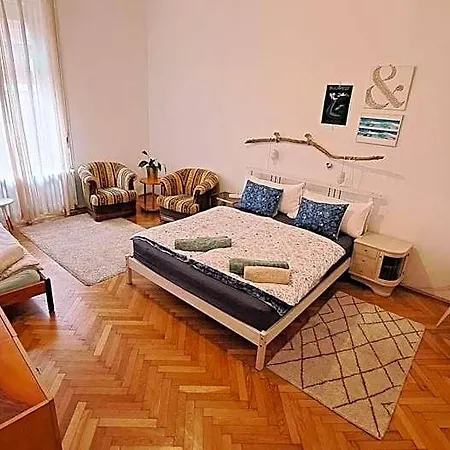 Gaia Astoria אכסניה