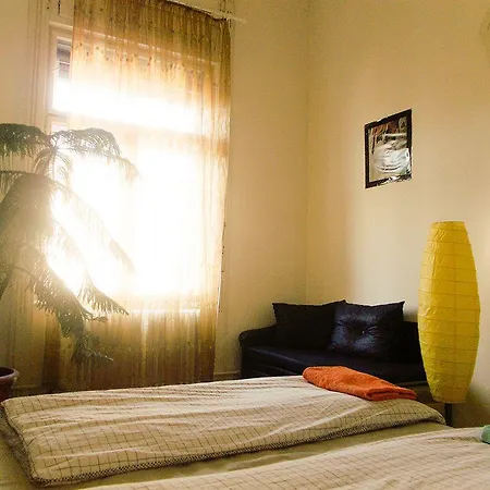 Gaia Astoria Хостел